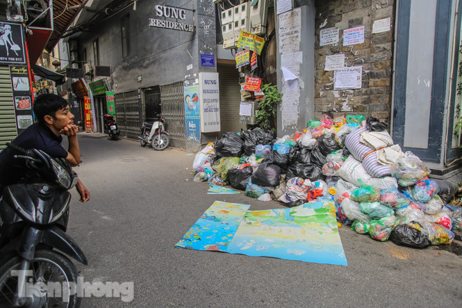 Công nhân trở lại dọn dẹp, nhiều phố Hà Nội vẫn chất đầy rác ảnh 8