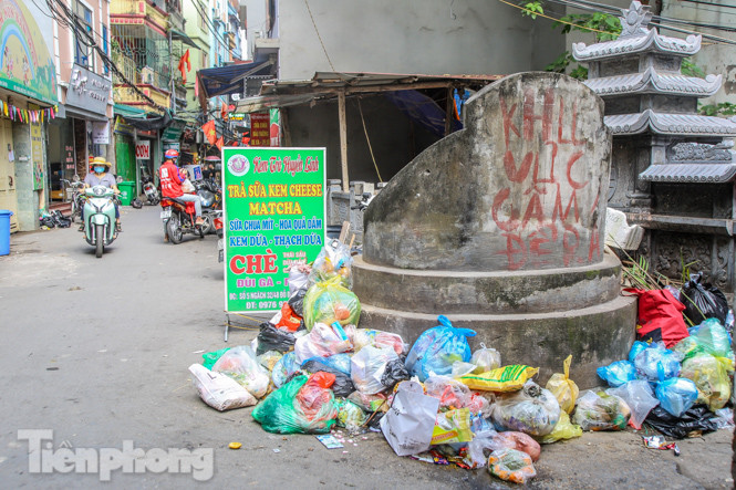Công nhân trở lại dọn dẹp, nhiều phố Hà Nội vẫn chất đầy rác ảnh 10