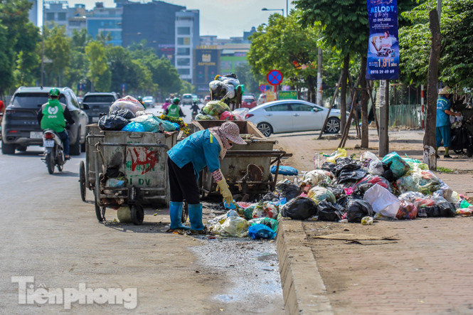 Công nhân trở lại dọn dẹp, nhiều phố Hà Nội vẫn chất đầy rác ảnh 12
