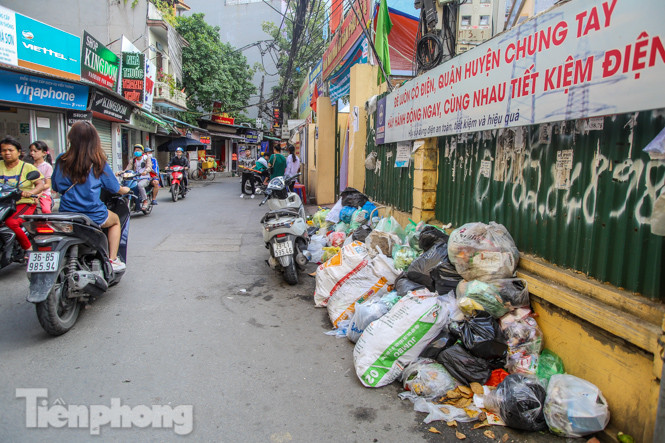 Công nhân trở lại dọn dẹp, nhiều phố Hà Nội vẫn chất đầy rác ảnh 9