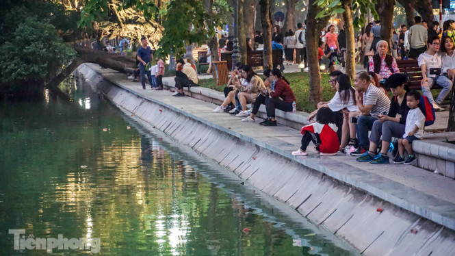 Người dân Hà Nội đổ lên phố đi bộ hưởng se lạnh cuối thu ảnh 8