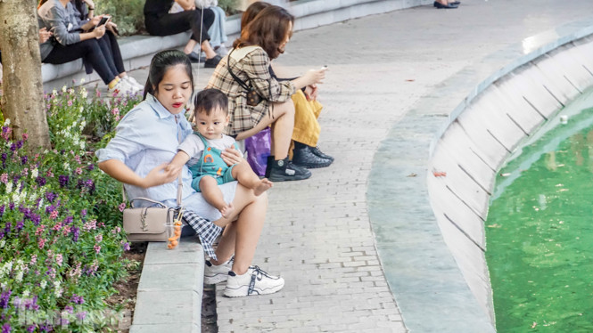 Người dân Hà Nội đổ lên phố đi bộ hưởng se lạnh cuối thu ảnh 9