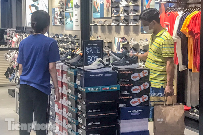 Nơi chen nhau, nơi lác đác vài khách trong ngày Black Friday ảnh 8