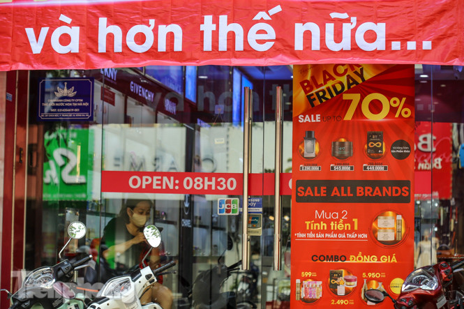 Giảm giá sốc cả tuần, 'phố mua sắm' vẫn ảm đạm trước Black Friday ảnh 7