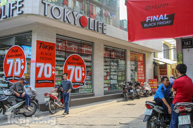 Giảm giá sốc cả tuần, 'phố mua sắm' vẫn ảm đạm trước Black Friday ảnh 9