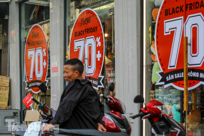 Giảm giá sốc cả tuần, 'phố mua sắm' vẫn ảm đạm trước Black Friday ảnh 14