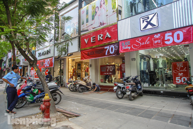 Giảm giá sốc cả tuần, 'phố mua sắm' vẫn ảm đạm trước Black Friday ảnh 2