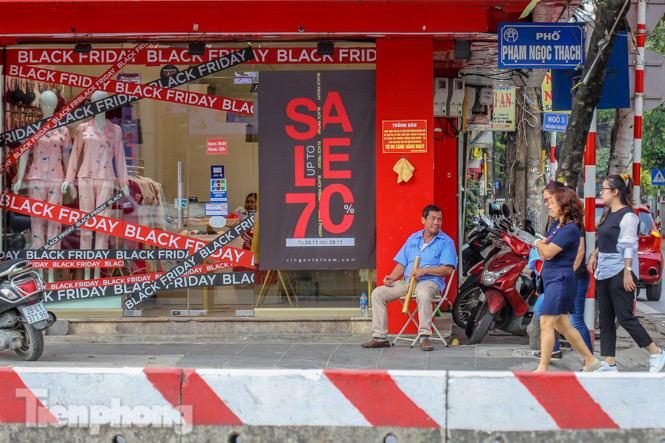 Giảm giá sốc cả tuần, 'phố mua sắm' vẫn ảm đạm trước Black Friday ảnh 12