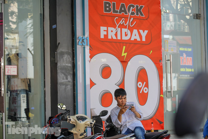 Giảm giá sốc cả tuần, 'phố mua sắm' vẫn ảm đạm trước Black Friday ảnh 6