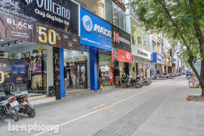 Giảm giá sốc cả tuần, 'phố mua sắm' vẫn ảm đạm trước Black Friday ảnh 1