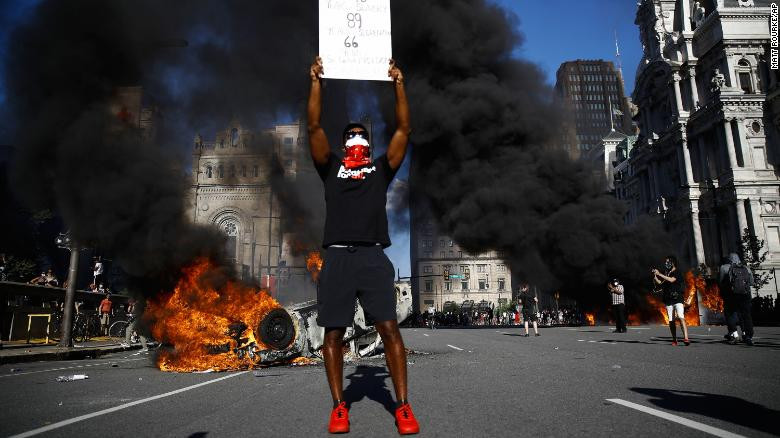 Dữ dội đối đầu cảnh sát và người biểu tình Mỹ ảnh 34