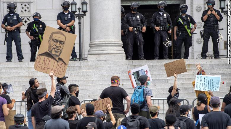 Dữ dội đối đầu cảnh sát và người biểu tình Mỹ ảnh 5