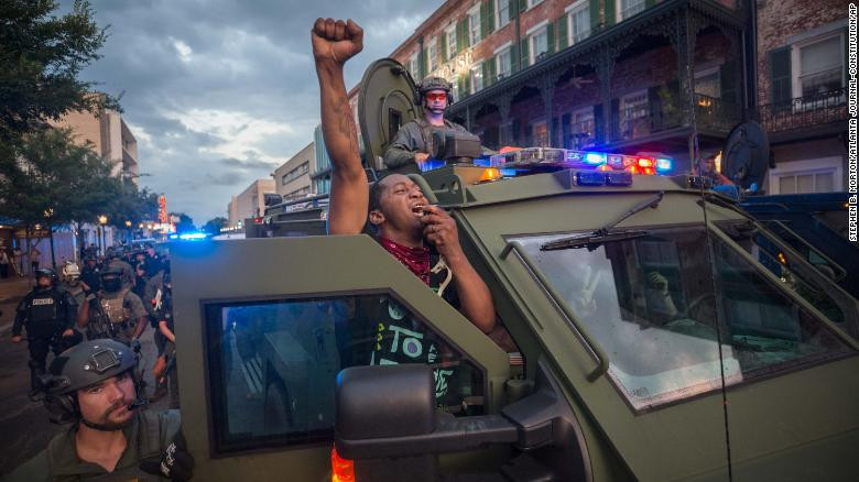 Dữ dội đối đầu cảnh sát và người biểu tình Mỹ ảnh 12