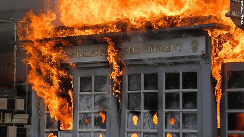 Dữ dội đối đầu cảnh sát và người biểu tình Mỹ ảnh 25