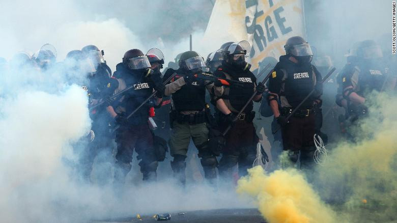 Dữ dội đối đầu cảnh sát và người biểu tình Mỹ ảnh 29