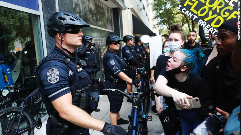 Dữ dội đối đầu cảnh sát và người biểu tình Mỹ ảnh 30