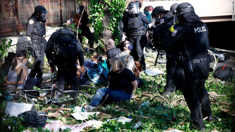 Dữ dội đối đầu cảnh sát và người biểu tình Mỹ ảnh 4