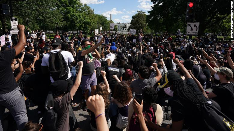 Dữ dội đối đầu cảnh sát và người biểu tình Mỹ ảnh 19