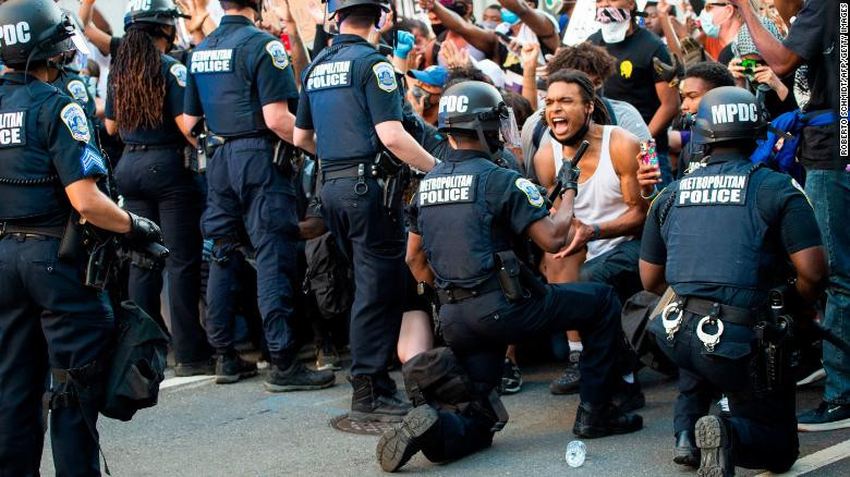 Dữ dội đối đầu cảnh sát và người biểu tình Mỹ ảnh 18