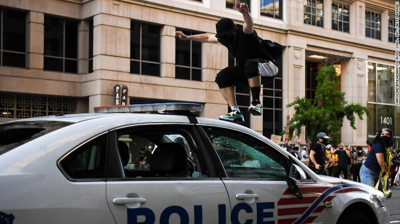 Dữ dội đối đầu cảnh sát và người biểu tình Mỹ ảnh 14