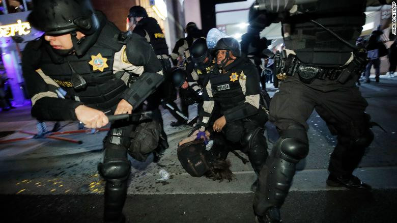 Dữ dội đối đầu cảnh sát và người biểu tình Mỹ ảnh 26