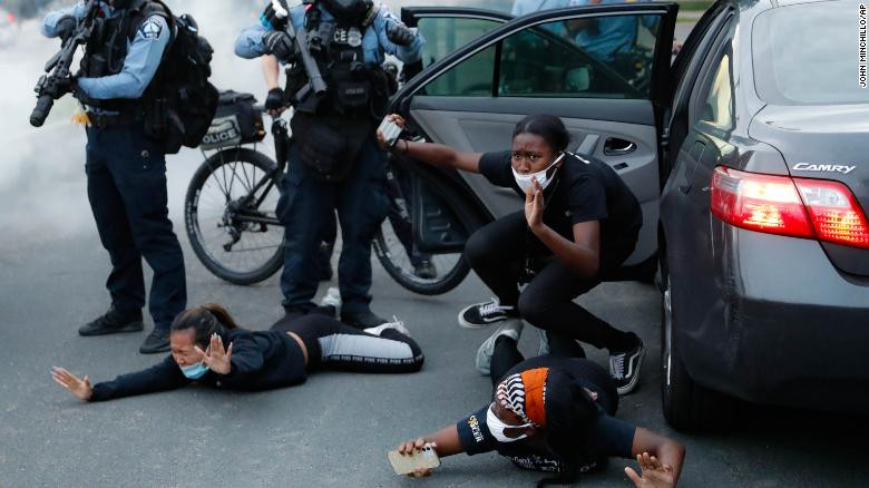 Dữ dội đối đầu cảnh sát và người biểu tình Mỹ ảnh 13