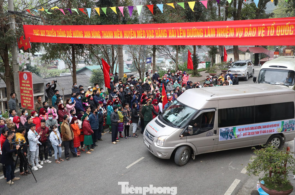 Tân binh huyện Mèo Vạc, Hà Giang xúc động chia tay người thân lên đường nhập ngũ ảnh 20