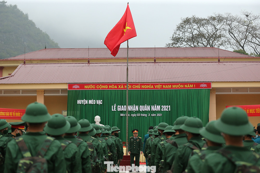 Tân binh huyện Mèo Vạc, Hà Giang xúc động chia tay người thân lên đường nhập ngũ ảnh 8