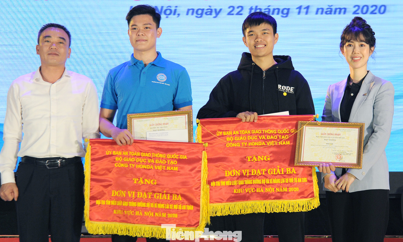 Sôi nổi tiểu phẩm phản ánh ý thức tham gia giao thông của người trẻ ảnh 5