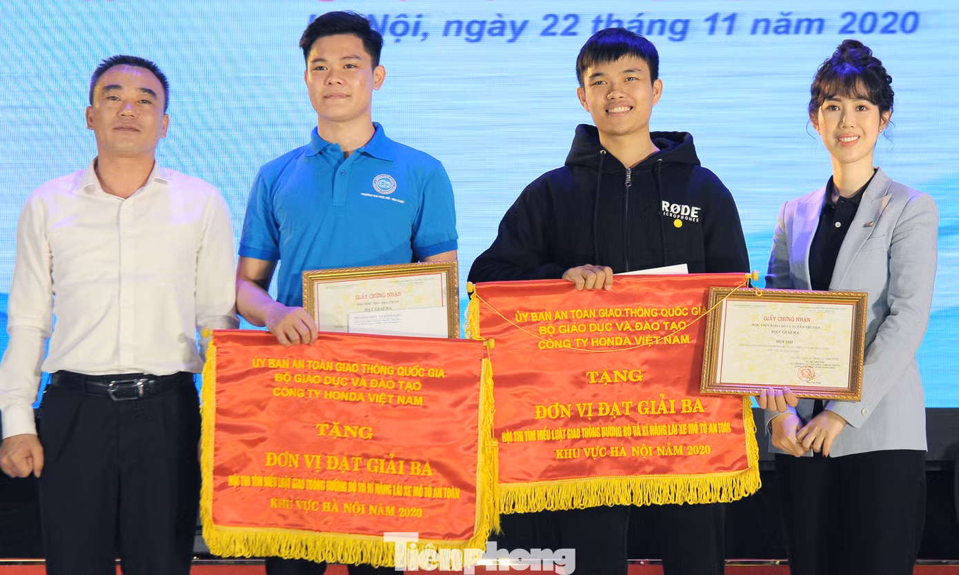 Sôi nổi tiểu phẩm phản ánh ý thức tham gia giao thông của người trẻ ảnh 5