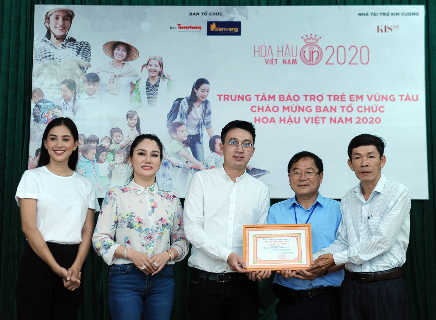 Ban tổ chức Hoa hậu Việt Nam thăm, tặng quà Trung tâm bảo trợ trẻ em Vũng Tàu ảnh 5