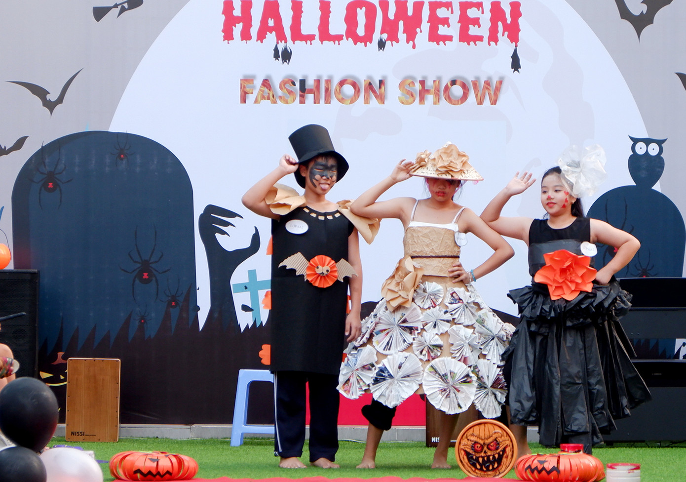 Bạn trẻ biến hóa trong lễ hội Halloween với đồ tái chế bảo vệ môi trường ảnh 2