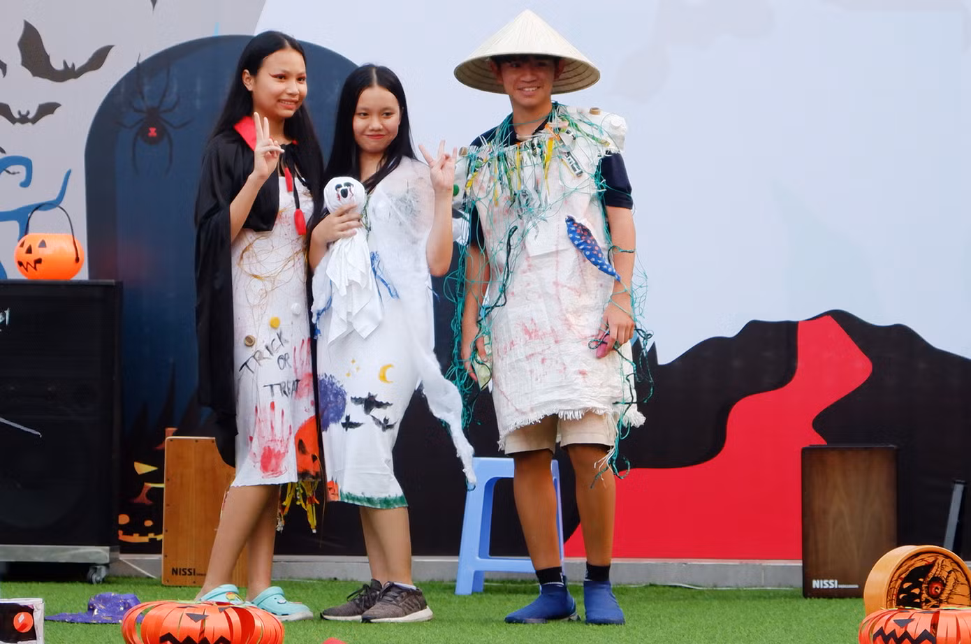 Bạn trẻ biến hóa trong lễ hội Halloween với đồ tái chế bảo vệ môi trường ảnh 4