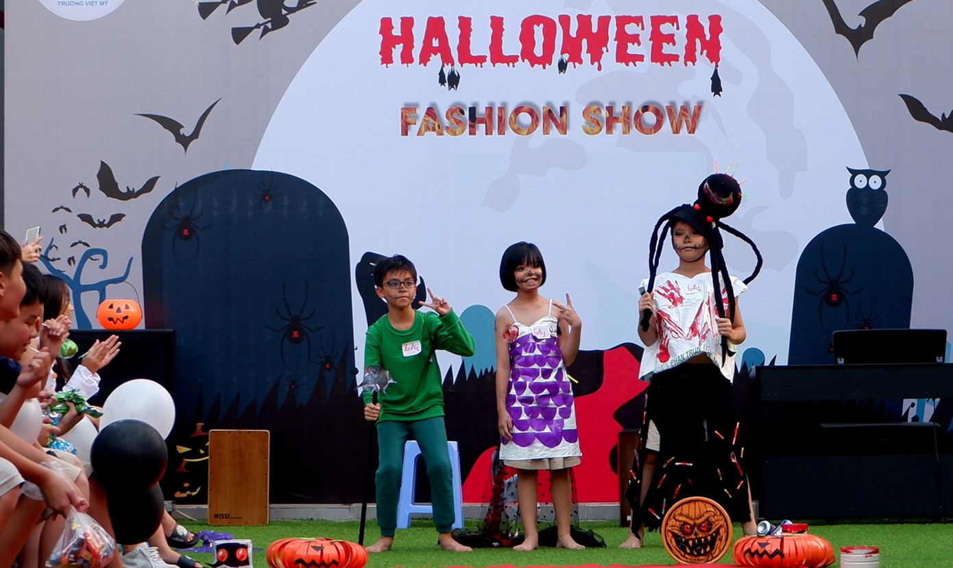 Bạn trẻ biến hóa trong lễ hội Halloween với đồ tái chế bảo vệ môi trường ảnh 1