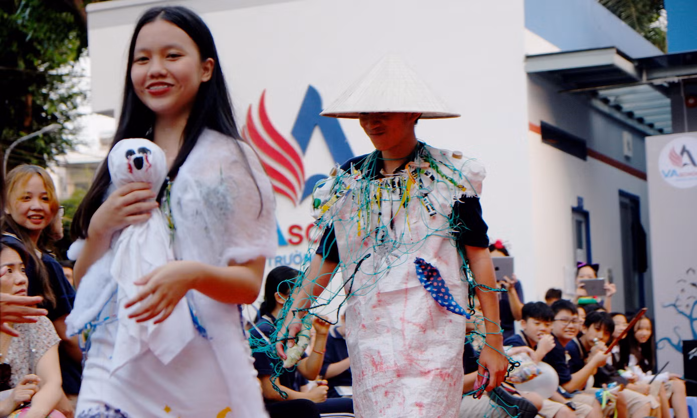 Bạn trẻ biến hóa trong lễ hội Halloween với đồ tái chế bảo vệ môi trường ảnh 5