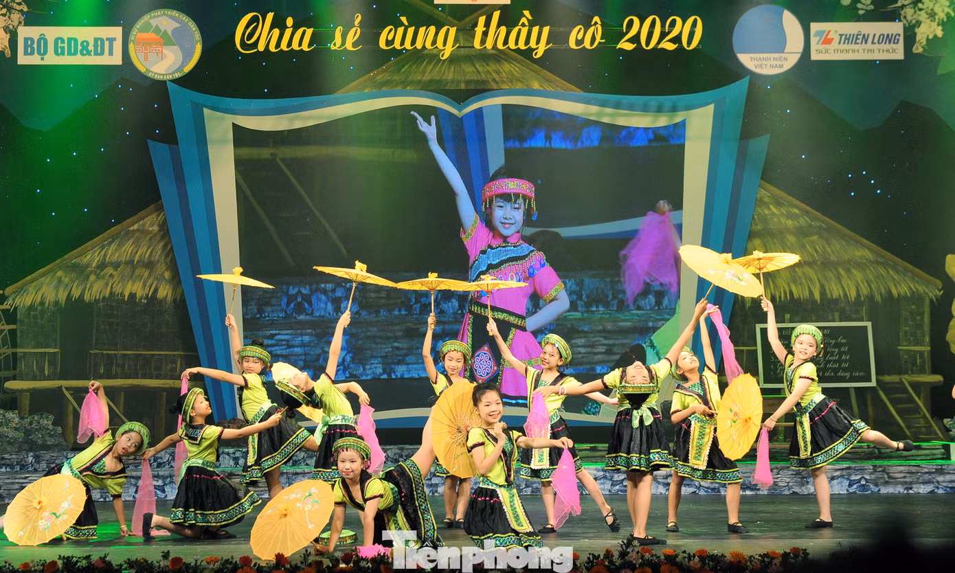 Vinh danh 63 thầy cô giáo dân tộc thiểu số tiêu biểu trên toàn quốc ảnh 1