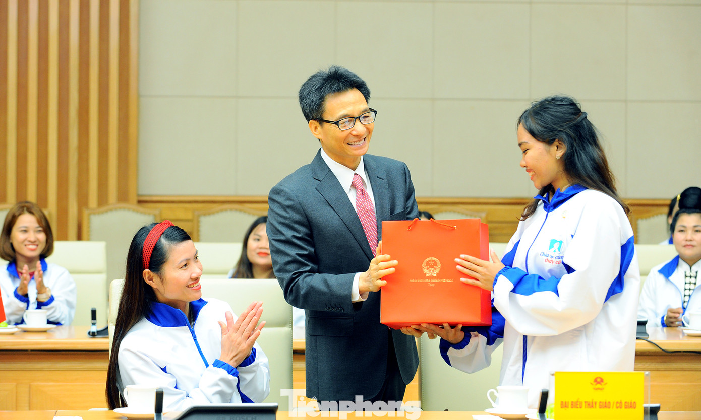 Phó Thủ tướng gặp gỡ 63 giáo viên dân tộc thiểu số ảnh 13