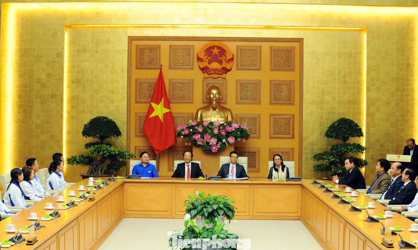 Phó Thủ tướng gặp gỡ 63 giáo viên dân tộc thiểu số ảnh 1