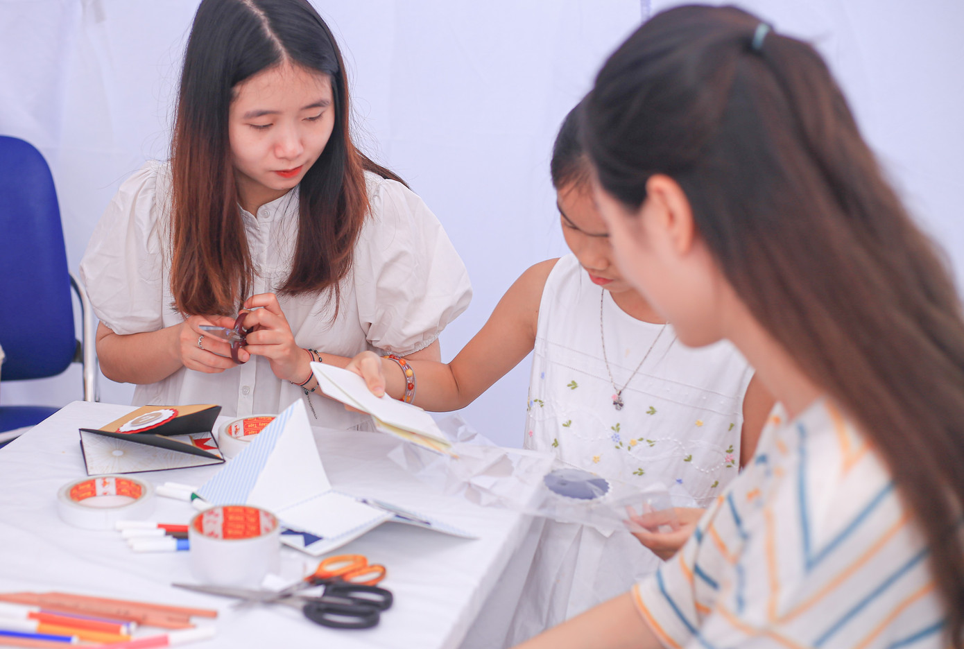 Giới trẻ Hà thành mở hội chợ khám phá sở thích ảnh 4