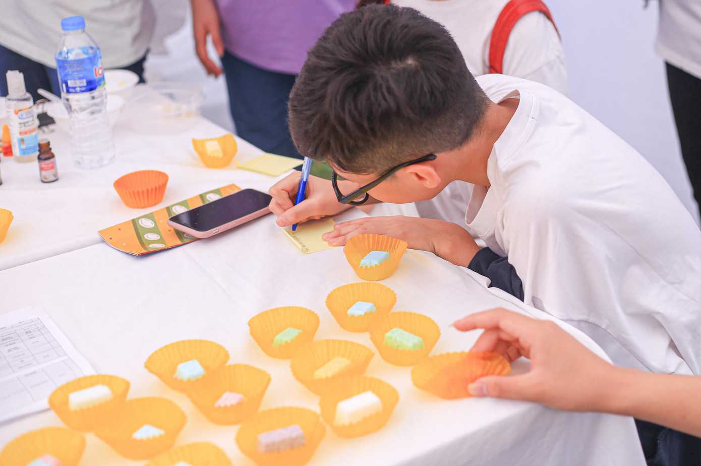 Giới trẻ Hà thành mở hội chợ khám phá sở thích ảnh 6