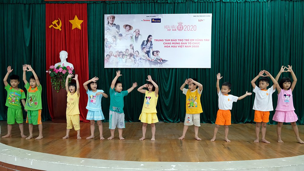 Ban tổ chức Hoa hậu Việt Nam thăm, tặng quà Trung tâm bảo trợ trẻ em Vũng Tàu ảnh 1