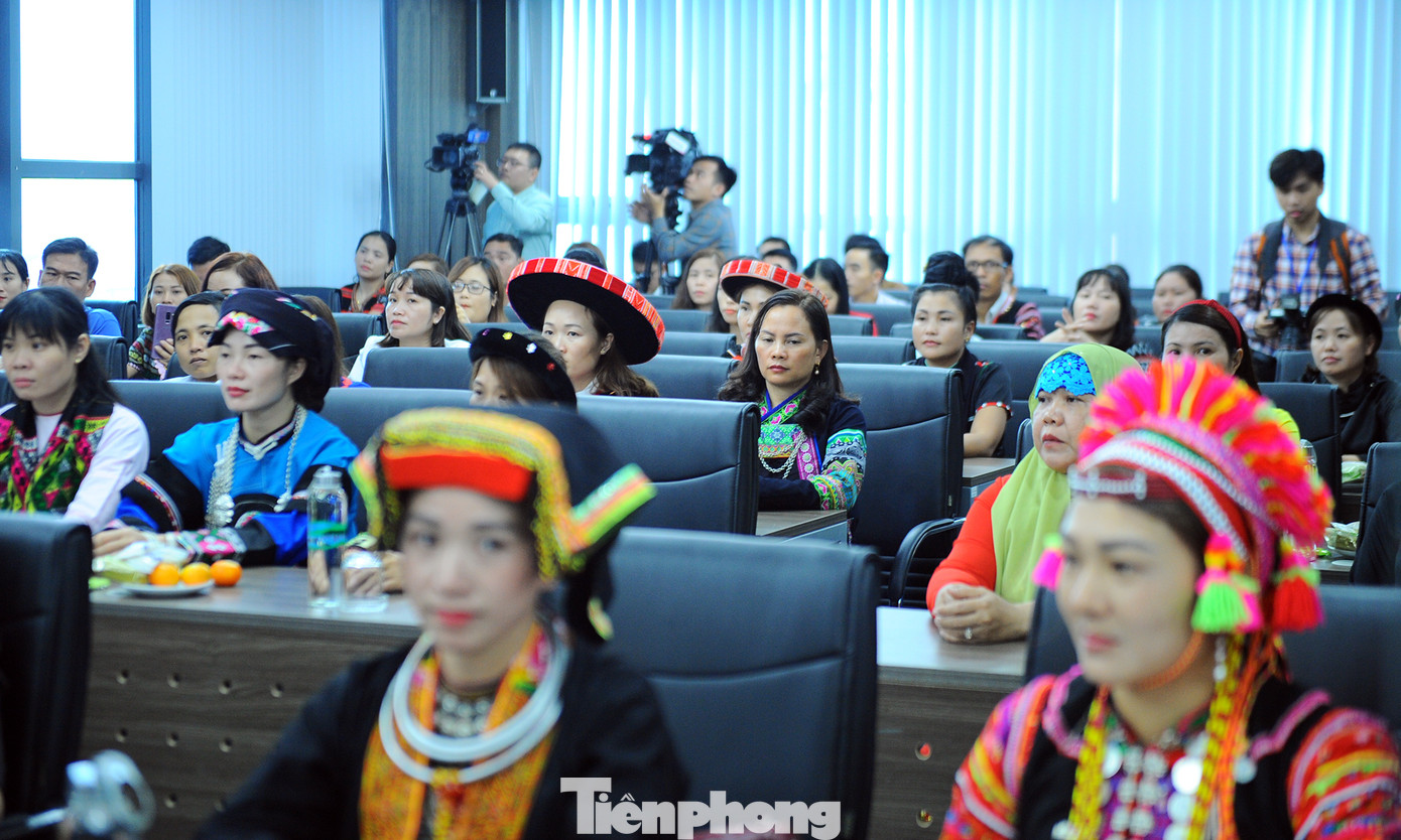 Ủy ban Dân tộc tặng kỷ niệm chương 63 giáo viên dân tộc thiểu số ảnh 5