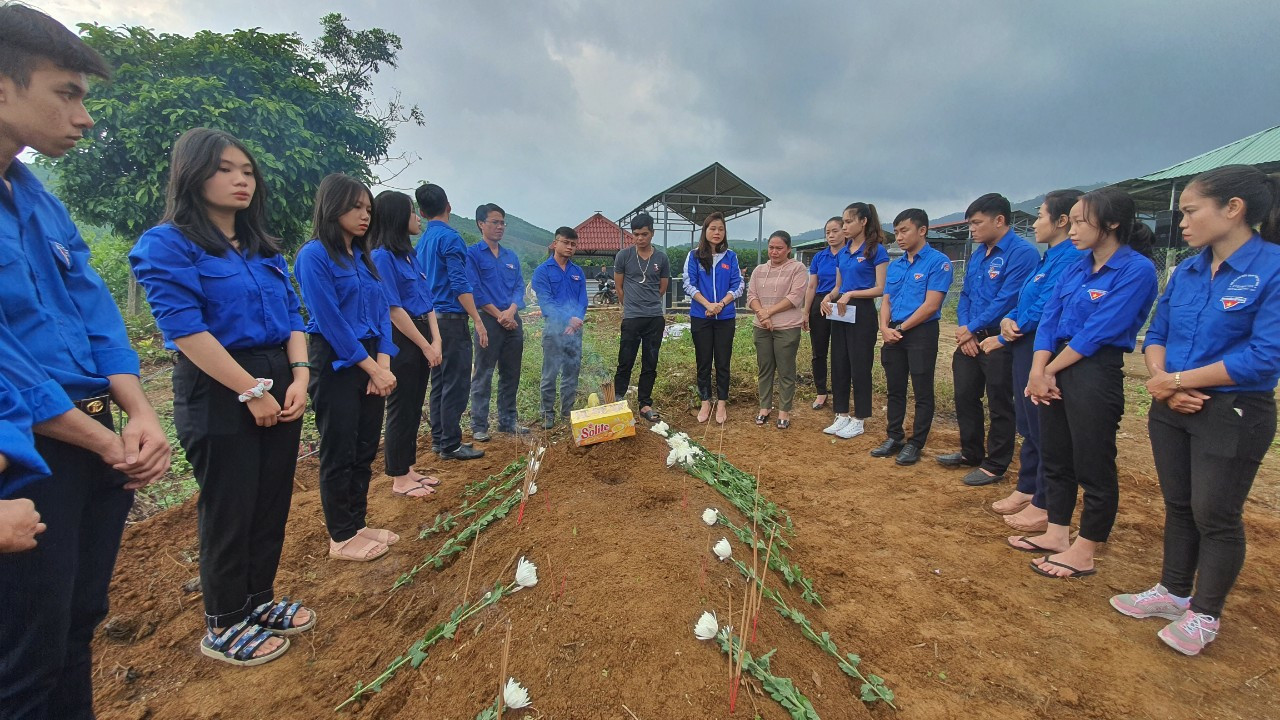 Hỗ trợ gia đình phó bí thư Đoàn xã bị vùi lấp khi đi hỗ trợ dân sơ tán tránh bão lũ ảnh 1