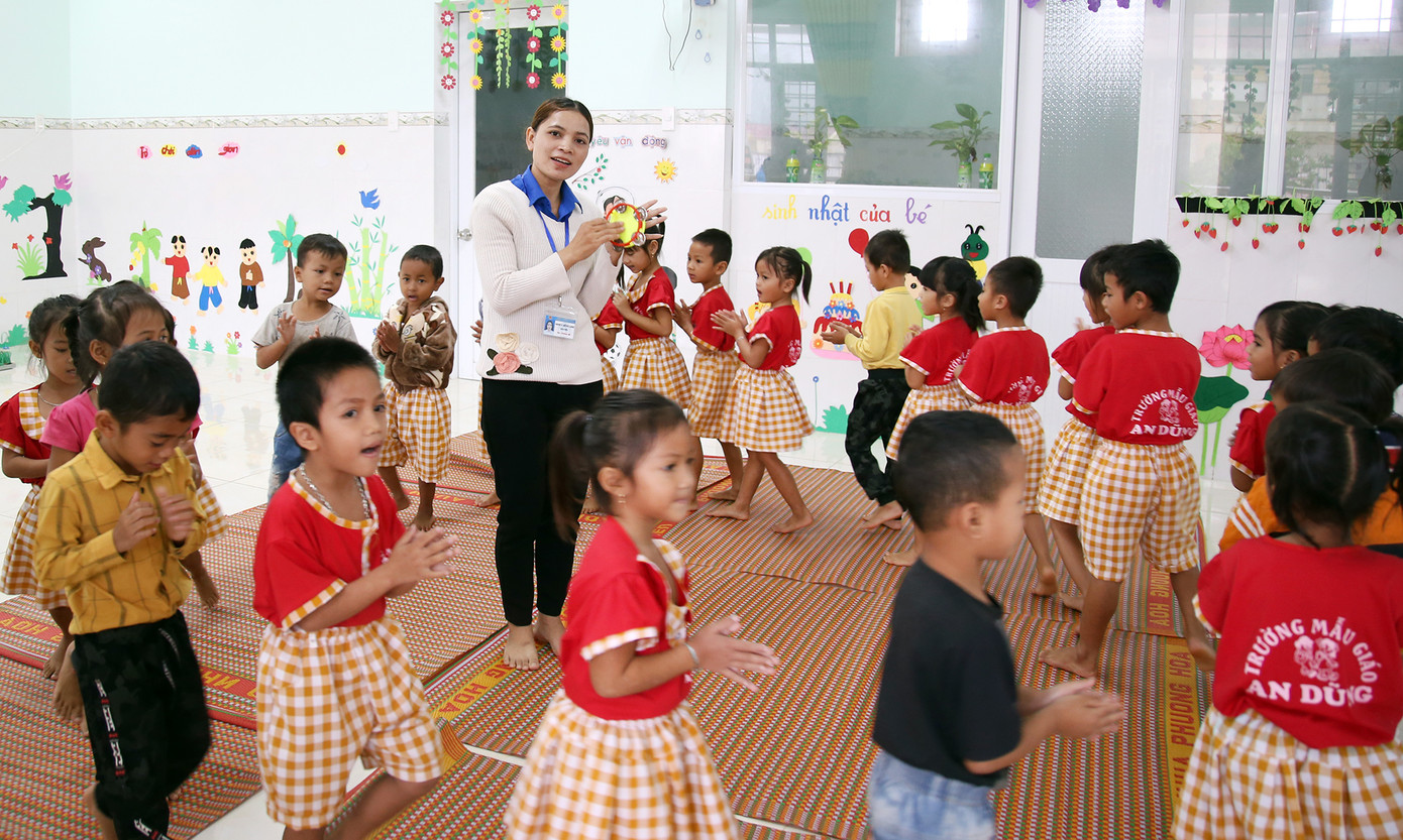 Giáo viên dân tộc thiểu số vượt khó gieo chữ trên quê hương ảnh 1