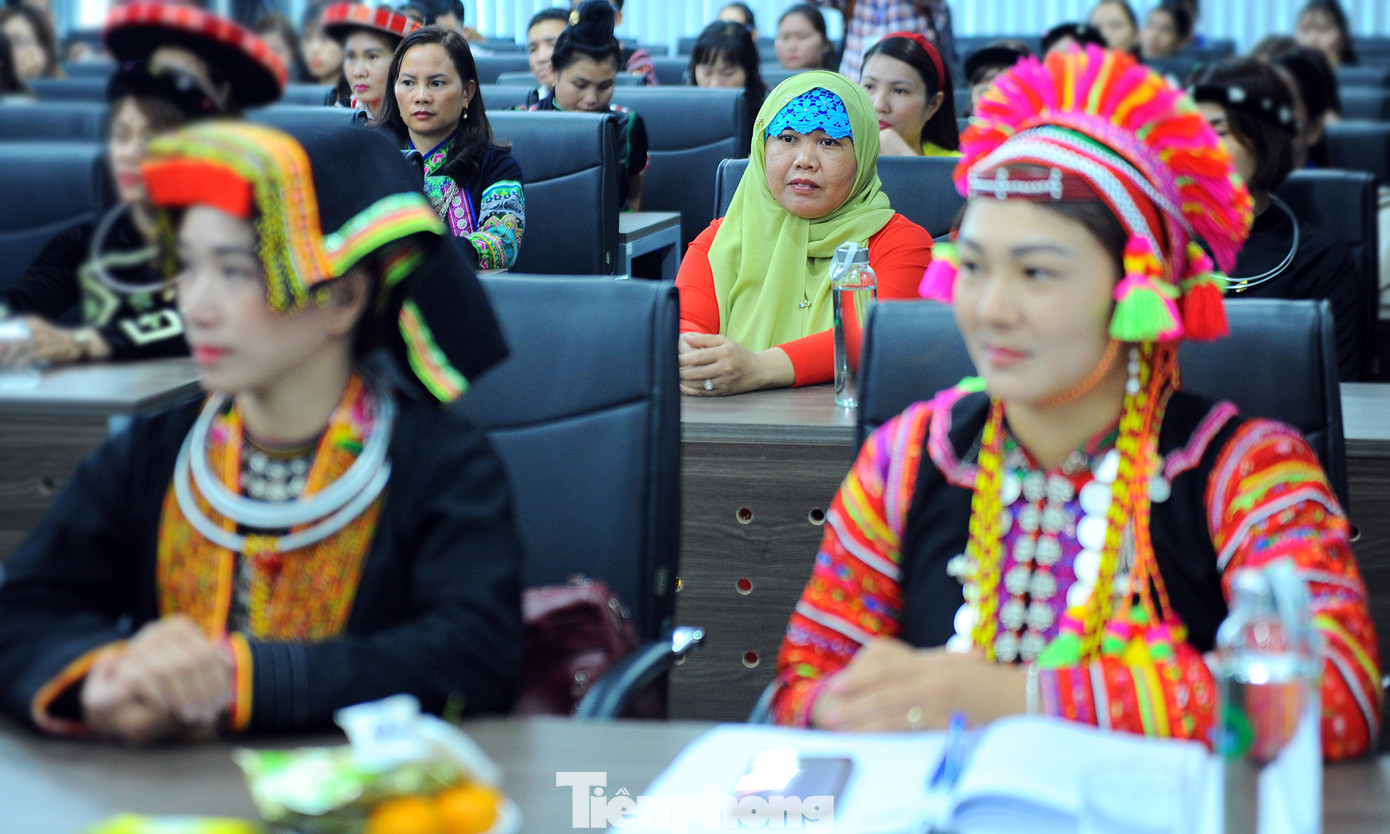 Ủy ban Dân tộc tặng kỷ niệm chương 63 giáo viên dân tộc thiểu số ảnh 3