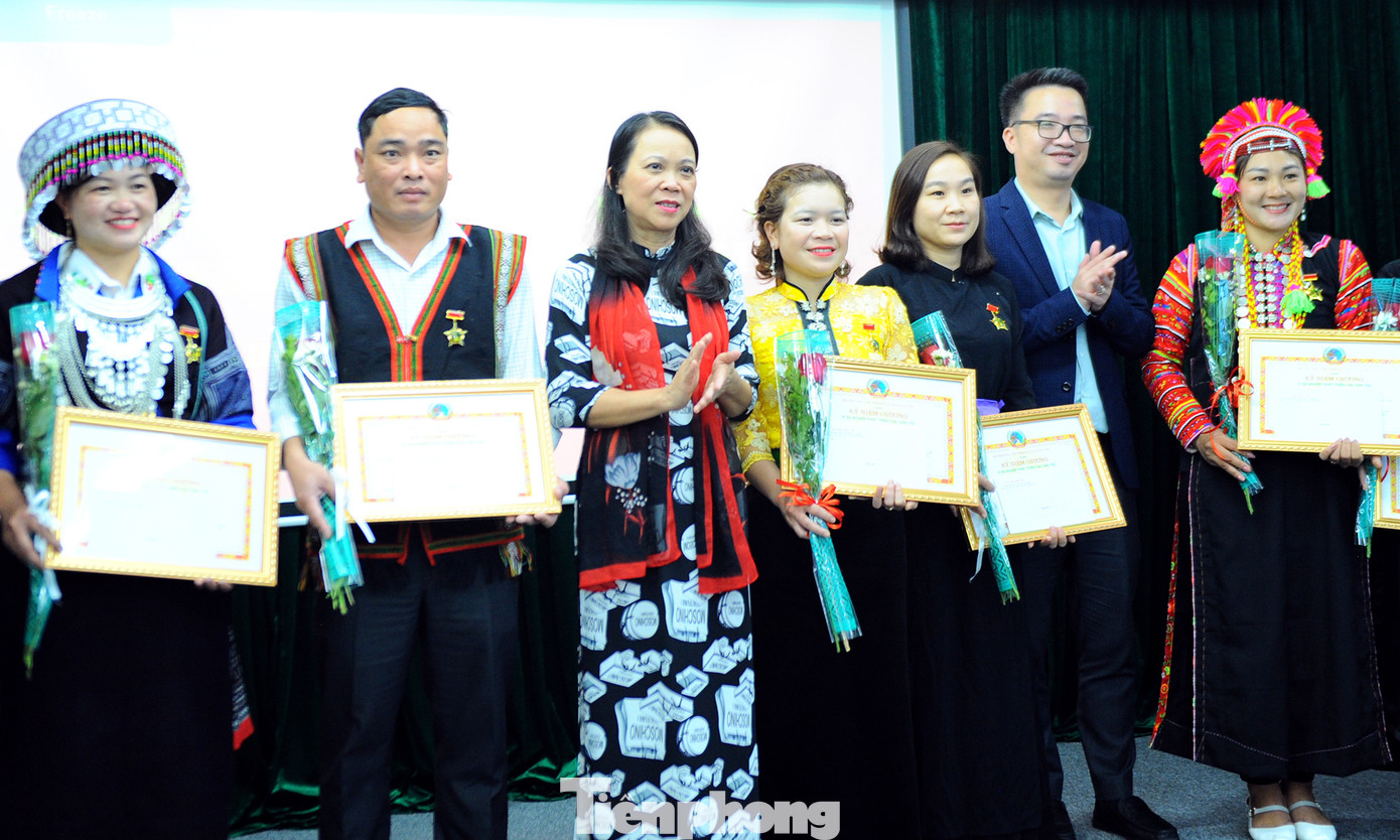 Ủy ban Dân tộc tặng kỷ niệm chương 63 giáo viên dân tộc thiểu số ảnh 9