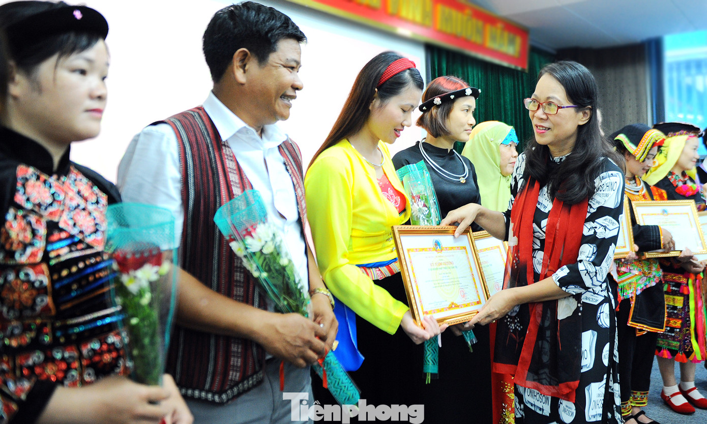 Ủy ban Dân tộc tặng kỷ niệm chương 63 giáo viên dân tộc thiểu số ảnh 8