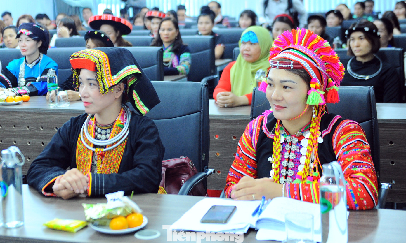 Ủy ban Dân tộc tặng kỷ niệm chương 63 giáo viên dân tộc thiểu số ảnh 2