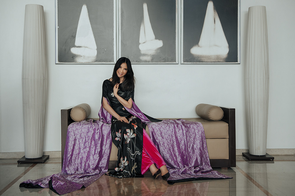 Bị mắc kẹt ở Israel vì COVID, MC Thanh Mai chụp ảnh với áo dài trên sa mạc ảnh 3