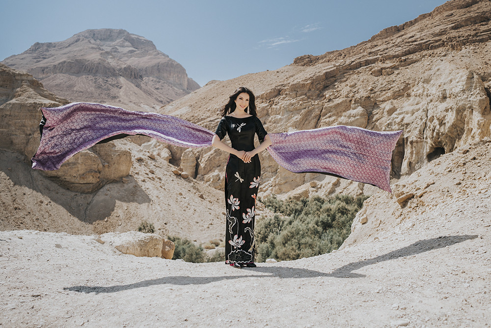 Bị mắc kẹt ở Israel vì COVID, MC Thanh Mai chụp ảnh với áo dài trên sa mạc ảnh 1